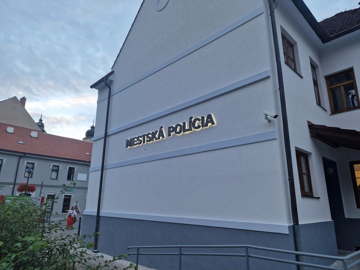 Halo efekt — svetlo, ktoré vychádza spoza písmena